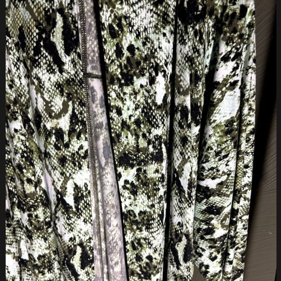 Womens Comfort Code Cuddl Duds Open Cardigan Green Animal Print M Thumb Holes - Picture 5 of 7